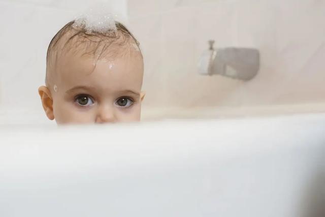 洗澡對嬰兒有好處嗎（嬰兒洗澡有什麼好處與壞處）1