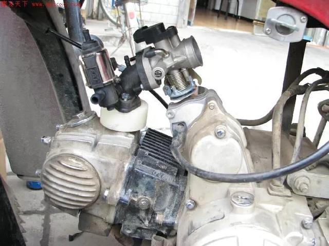 摩托車化油器和電噴哪個更實用（化油器摩托車和電噴摩托車到底選哪個最好用呢）2