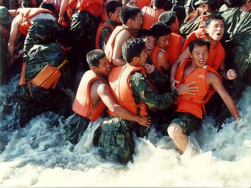 1998年抗洪報道（老百姓哭着求戰士不要往水裡跳了）2