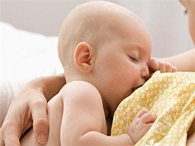一個半月寶寶每次吃奶量多少正常（一個月的寶寶吃奶量多少合适）2