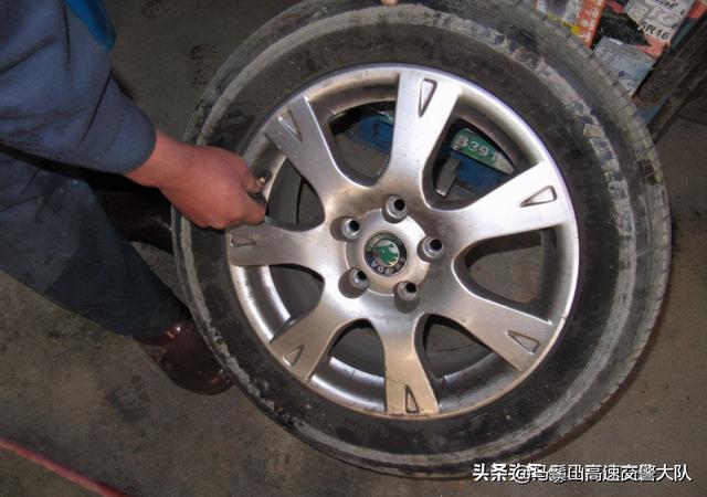 小車開多少公裡輪胎要前後調換（汽車輪胎開到多少裡程後需換位）2