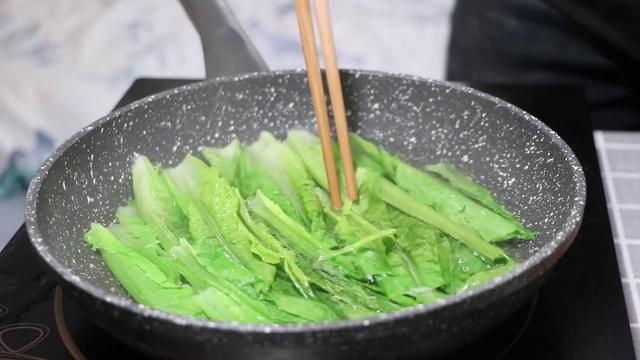 莴筍葉的炒菜方法（這才是莴筍葉最簡單的吃法）1