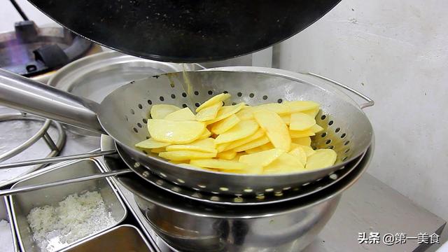 油少的幹煸土豆片的家常做法（廚師長教你做幹煸土豆片）5