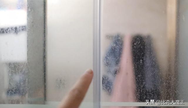 去除浴室玻璃水垢的最好方法（浴室玻璃總有水垢擦不幹淨）2