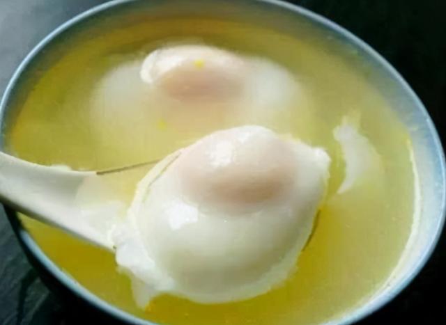 開水荷包蛋怎麼煮才不散（沸水下鍋是大錯）2