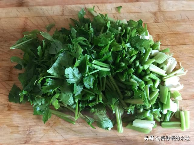 芹菜葉和什麼拌着做涼菜最好吃（适合夏季的家常菜涼拌芹菜）3