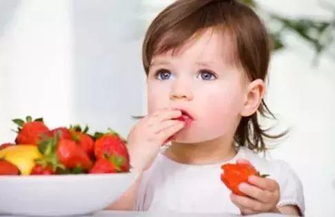 草莓吃多了會導緻嘔吐嗎（吃草莓吐紅水）2