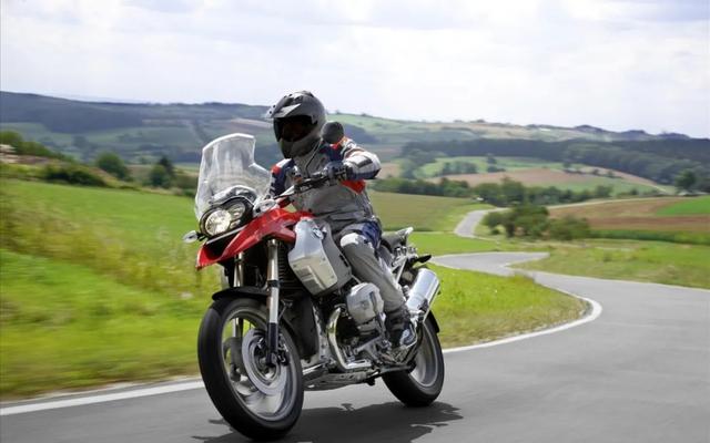 一般摩托車一升油能跑多少公裡（一輛加滿油的摩托車大概能跑多遠）2