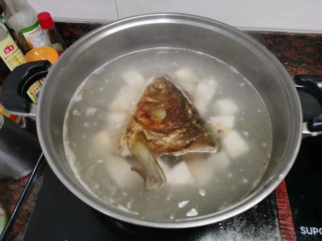 怎麼煮草魚頭湯好喝（草魚頭湯這樣煲）6