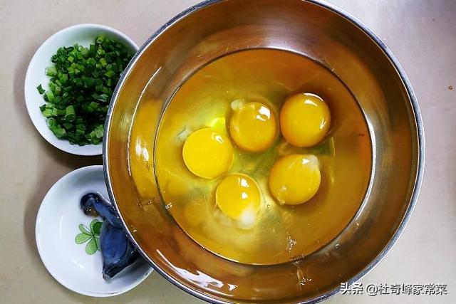 墨魚汁炖雞蛋（墨魚汁煎雞蛋甘香軟糯）4