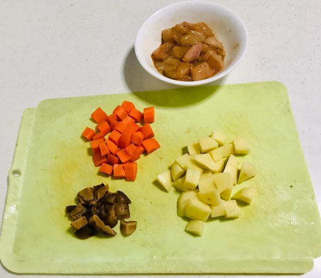 土豆香菇香腸焖飯電飯煲做法（一看就會的土豆雞肉香菇焖飯）5