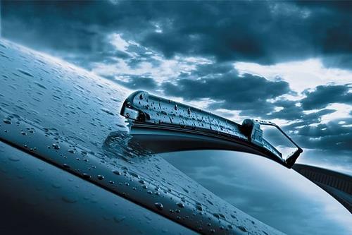 汽車雨刮器裝水在哪個位置（汽車雨刮器水加什麼水）2