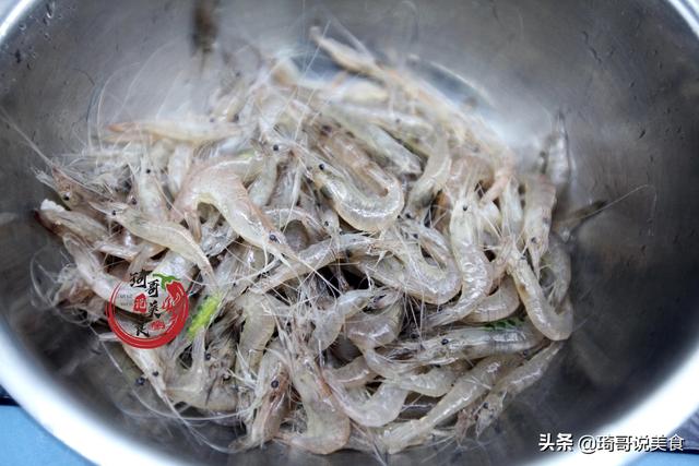 蒜苔炒小河蝦的家常做法（小河蝦好吃的做法）3