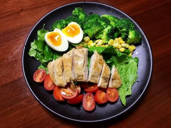 減肥期間的雞胸肉怎麼吃（減肥減脂期間天天隻能吃雞胸肉）2