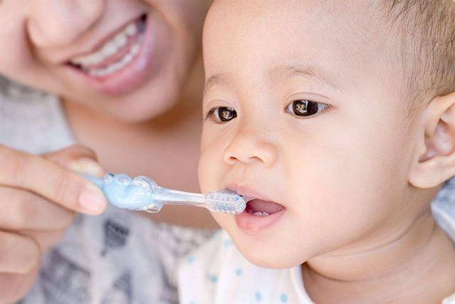 一歲以内寶寶刷牙正确方式（寶寶幾歲開始刷牙最合适）1