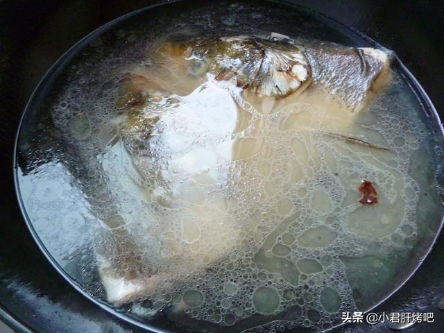 魚頭湯的16種家常做法（魚頭湯這樣做湯白味濃）4