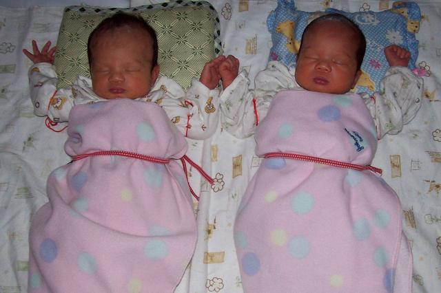 懷孕雙胞胎在踢肚子（發現雙胞胎寶寶在媽媽肚中互揍對方）2