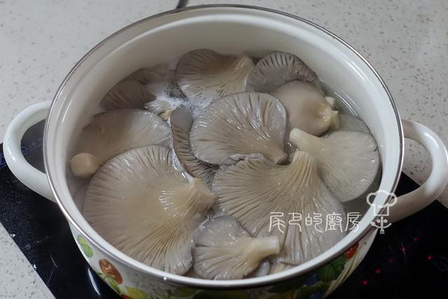 幹炸蘑菇放什麼調料最好吃（炸蘑菇不要用水調糊）2