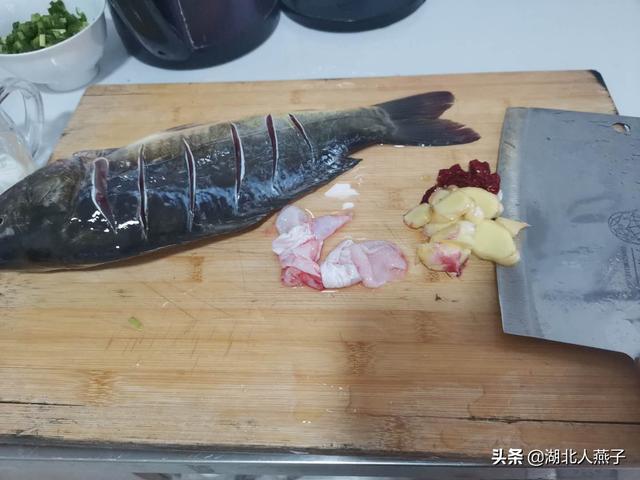 紅燒鯉魚怎麼做才好吃又簡單不辣（紅燒鯉魚好吃有訣竅）3
