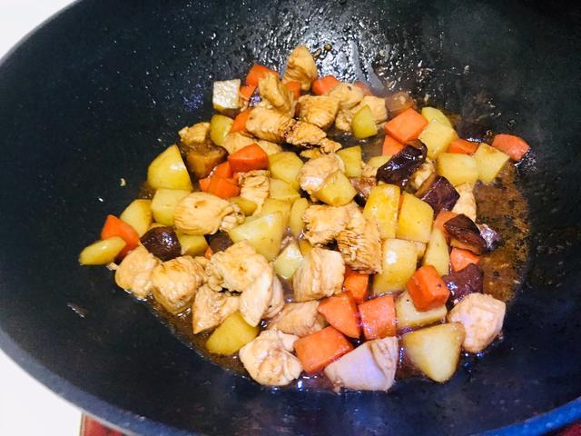 土豆香菇香腸焖飯電飯煲做法（一看就會的土豆雞肉香菇焖飯）8