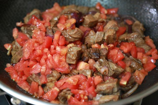 西紅柿牛肉怎麼炖才好吃還容易爛（牛肉和西紅柿一起炖）8