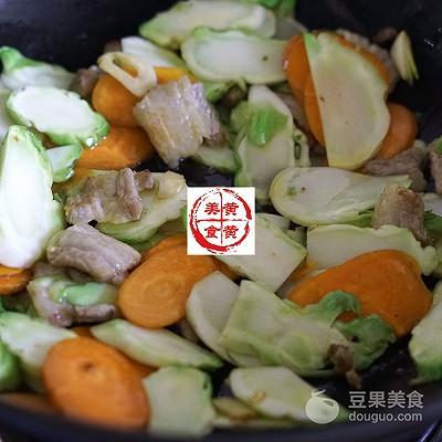 家常菜胡蘿蔔炒肉（兒菜胡蘿蔔炒肉片）10