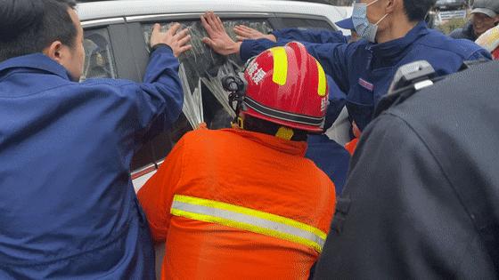 孩子被困車内消防員及時到場救援（2歲男孩被鎖車内）3