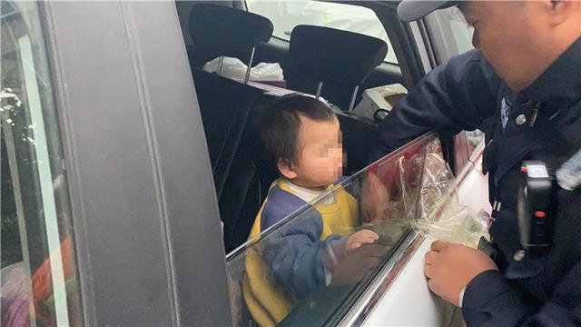 孩子被困車内消防員及時到場救援（2歲男孩被鎖車内）4