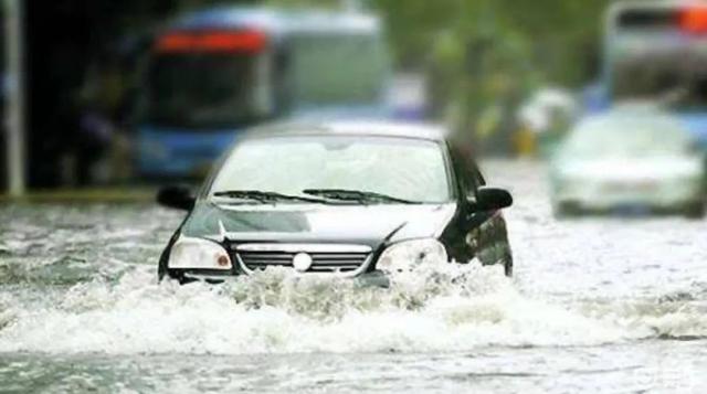 車輛陷入水裡怎麼自救教程（實用車輛被困水中）1
