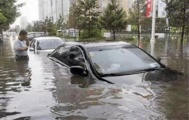 車輛陷入水裡怎麼自救教程（實用車輛被困水中）2