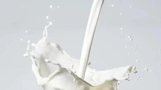 熱牛奶對食物中毒有作用麼（牛奶帶袋煮容易鋁中毒）1
