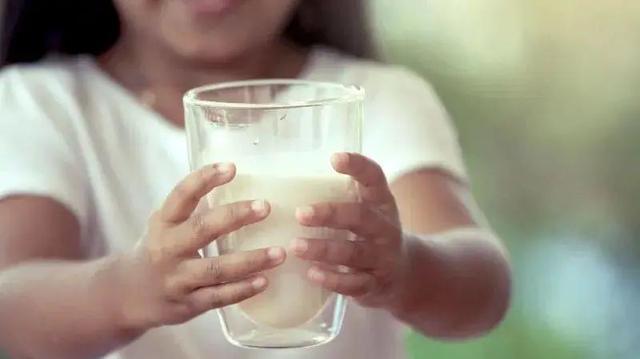熱牛奶對食物中毒有作用麼（牛奶帶袋煮容易鋁中毒）2