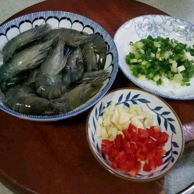 胡椒羅氏蝦的做法（美味滿分的豉油皇蒜香羅氏蝦）2