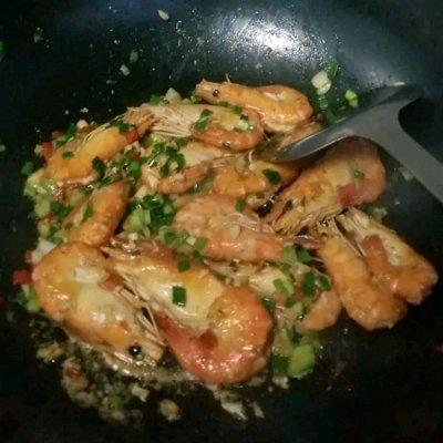 胡椒羅氏蝦的做法（美味滿分的豉油皇蒜香羅氏蝦）3