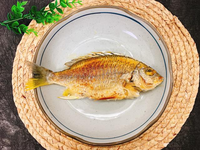 老漁民煎魚不粘鍋的方法（58歲大廚無論煎什麼魚）4
