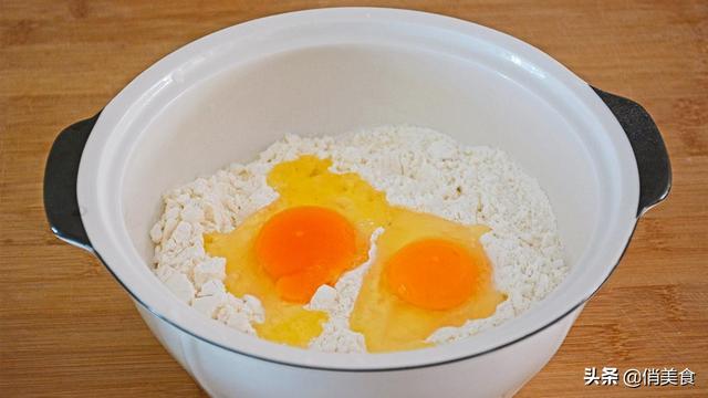 普通面粉做油條不用泡打粉的做法（1碗面粉2個雞蛋不用泡打粉）3