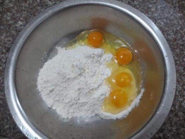 一碗面粉2個雞蛋教你懶人新吃法（2碗面粉4顆雞蛋加上它變成）2