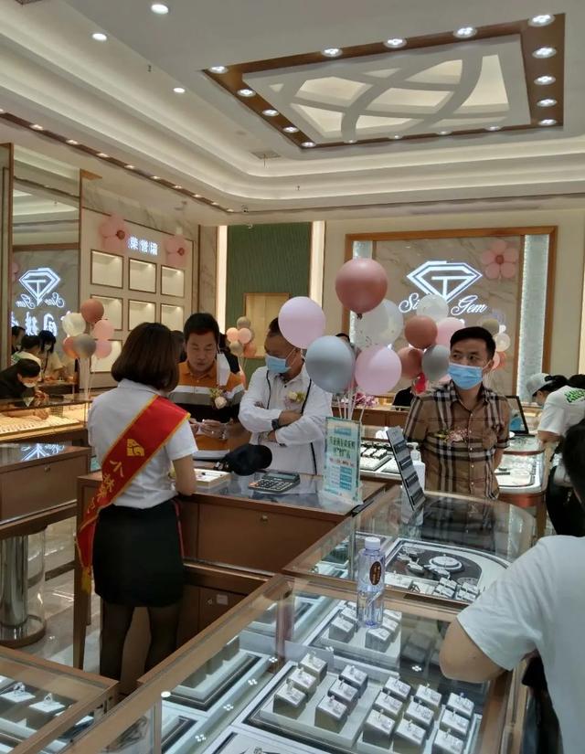 珠寶品牌店面可分為幾類（鄂州小林珠寶财富廣場店人氣爆滿）(5)