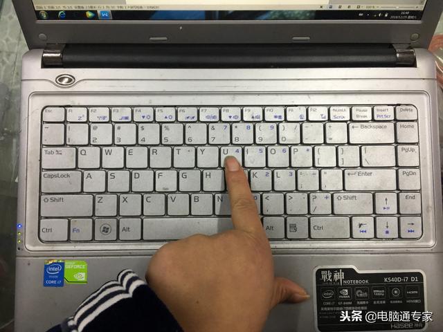 電腦鍵盤會自動把某個鍵按住（電腦鍵盤莫名其妙不受控制的輸入某個按鍵）3