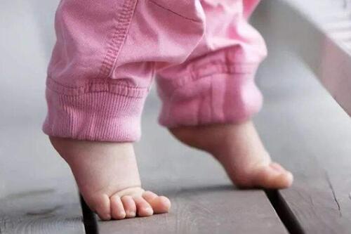 嬰兒的腳到底該不該穿襪子（寶寶該光腳還是該穿襪子）13