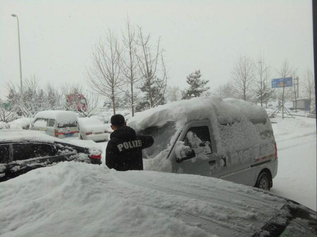 下雪天開車注意安全低速慢行（全國多地普降大雪）13