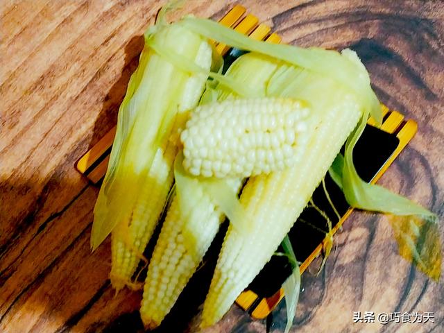 煮玉米放什麼可以讓玉米更嫩（好吃的煮玉米方法）1