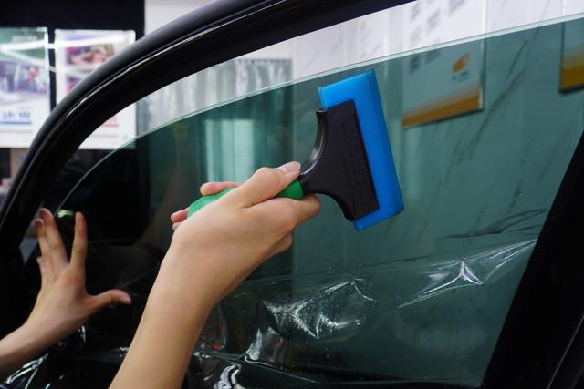新貼的車窗膜起水泡怎麼處理（膜家小課堂新車貼膜）2
