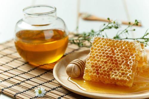 放在冰箱的蜂蜜可以拿出來放嗎（蜂蜜可以熱水沖否）2