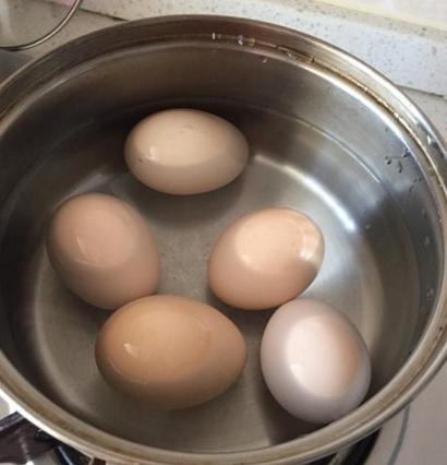 雞蛋要怎麼煮才不會破殼（學會這個小竅門）4