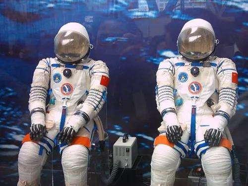 哪三位宇航員在太空中待了半年（銀河補習班中的）6