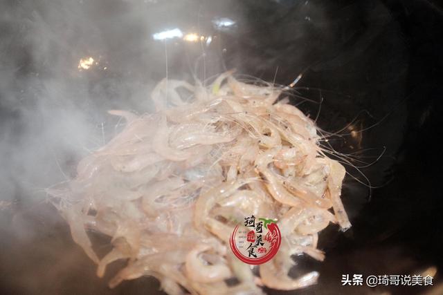 蒜苔炒小河蝦的家常做法（小河蝦好吃的做法）6