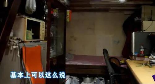 上海男子溜進女廁被當場發現（上海4人擠13老公房）1