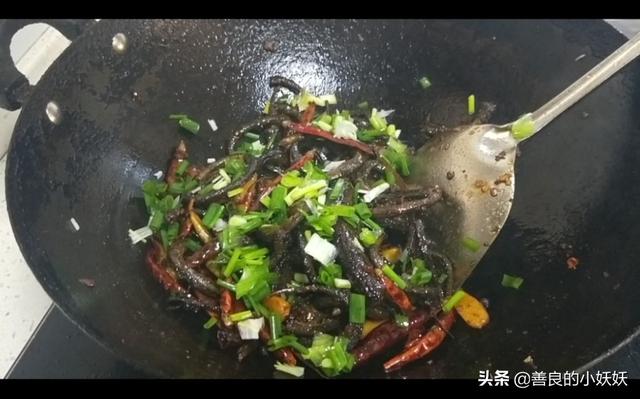 盤龍黃鳝是怎麼做的（野生鳝魚不炒青椒）8