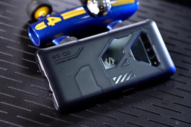 黑鲨4pro遊戲手機和普通手機（黑鲨手機4Pro開箱120W快充）(6)